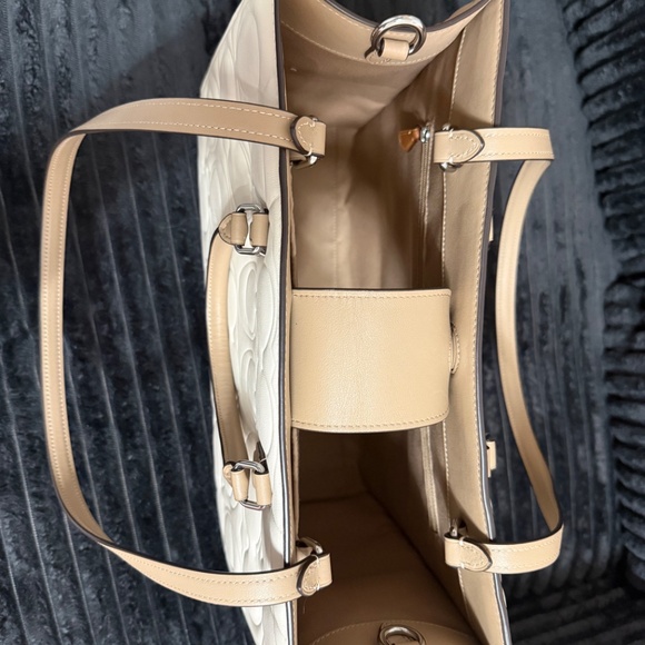 Maggie Tote Bag In Blocked Signature Leather - Picture 9 of 11